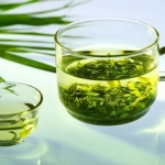 <b>Tinh dầu lá trà</b> giúp kháng viêm & kiểm soát bã nhờn